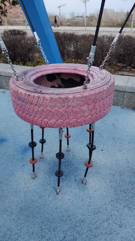 Composición con una rueda de camión que simula una medusa en el parque El Océano de Alcobendas